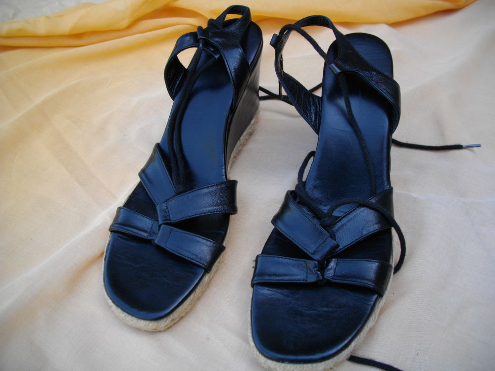 chaussures compens�es  noir  T 39
4 Pau (64)