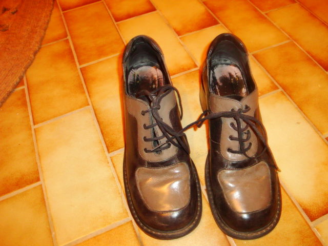 Chaussures en cuir � lacets noire et grise marque TEXTO 6 Nimes (30)