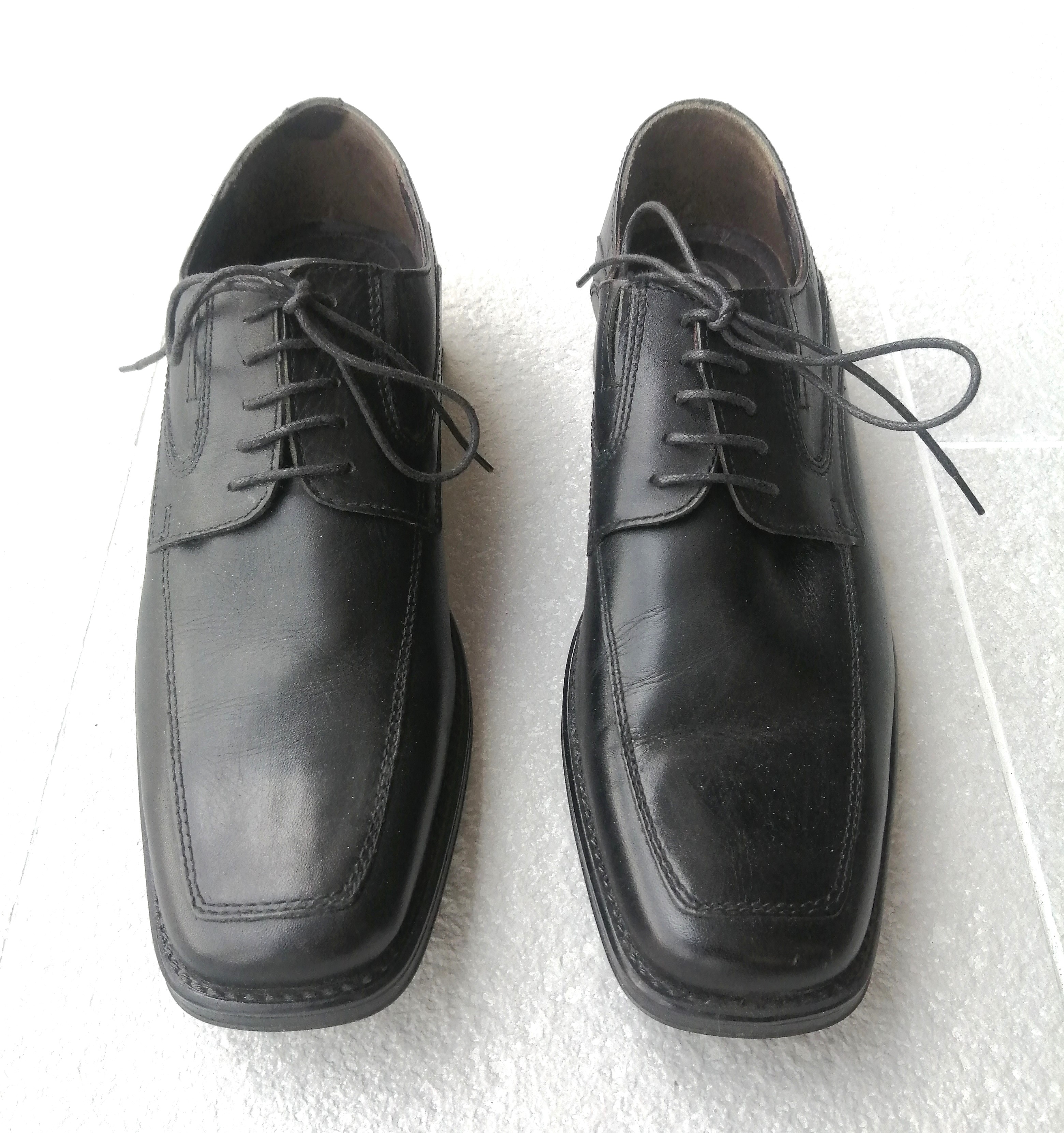 Chaussures en cuir � lacets BATA pour hommes 14 Puteaux (92)