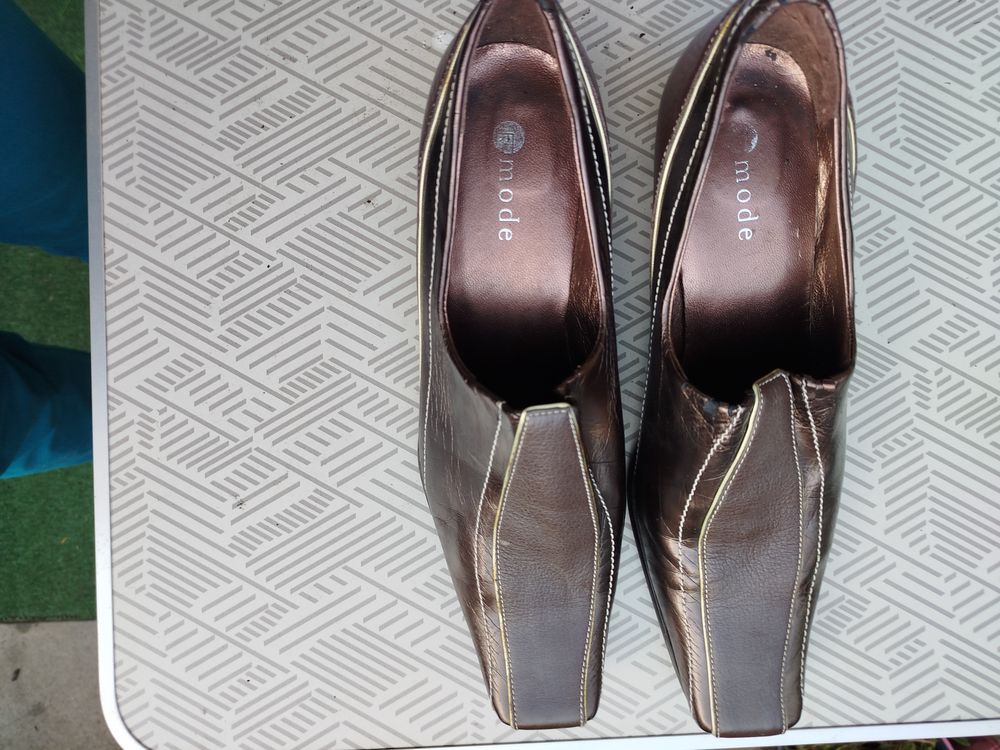 Des chaussures en cuir, pointure 39 25 Annecy (74)