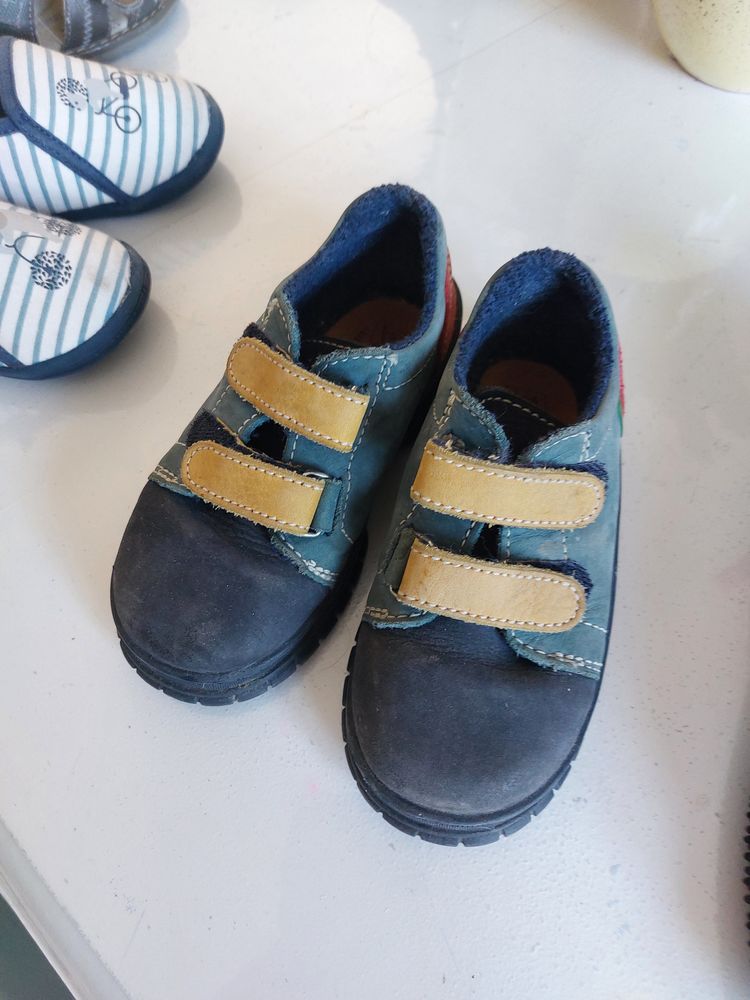 CHAUSSURES ENFANT  DIFFERENTES TAILLES 5 Verri�res (10)