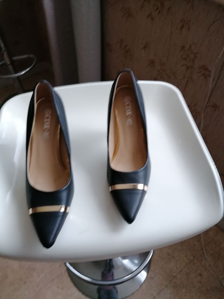 chaussures, escarpins, � hauts talons. 20 Cherbourg-Octeville (50)