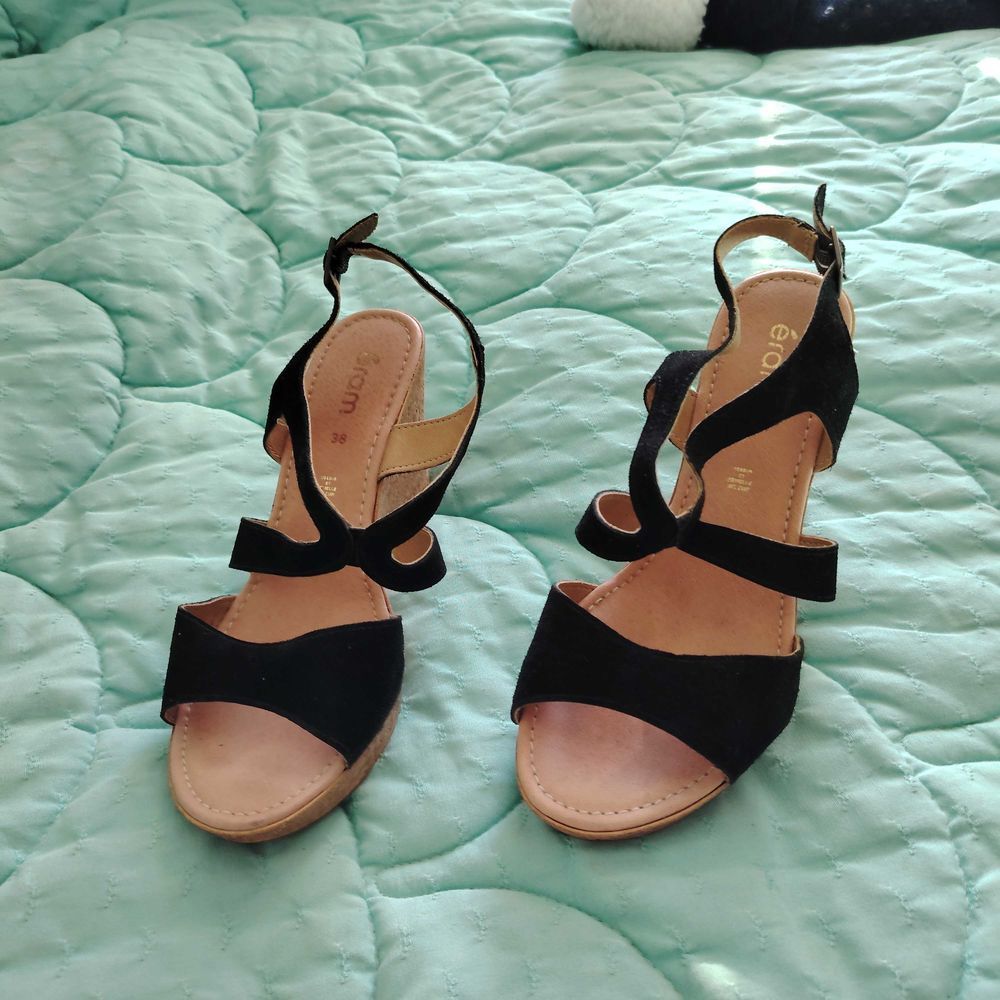 CHAUSSURES DE FEMME 37/38 10 Revest-les-Roches (06)