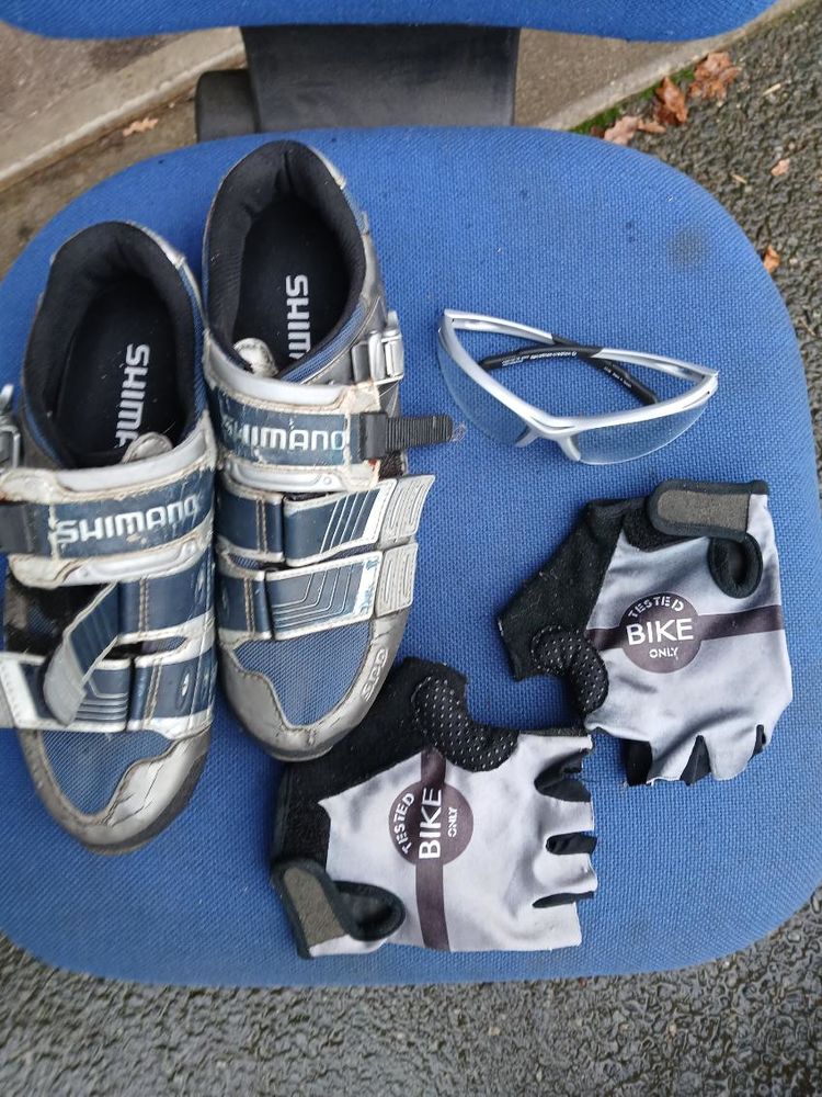 Lot de chaussures 41, gants et lunettes. 25 Vitr� (35)