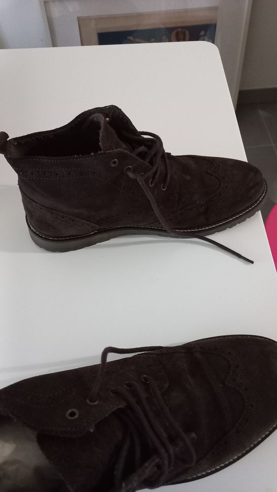 Chaussures � lacets en cuir nubuck Marron
Marque Chevignon 
20 Marseille 4 (13)