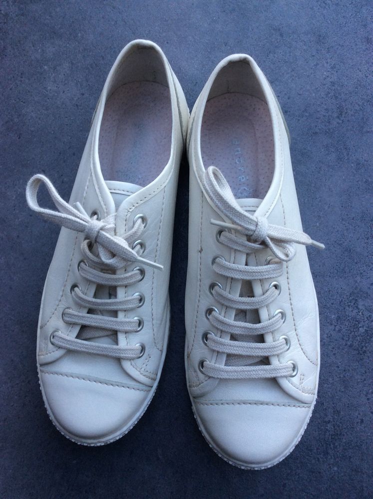 chaussures à lacets moderne très bon état portée une fois 15 Mulhouse (68)