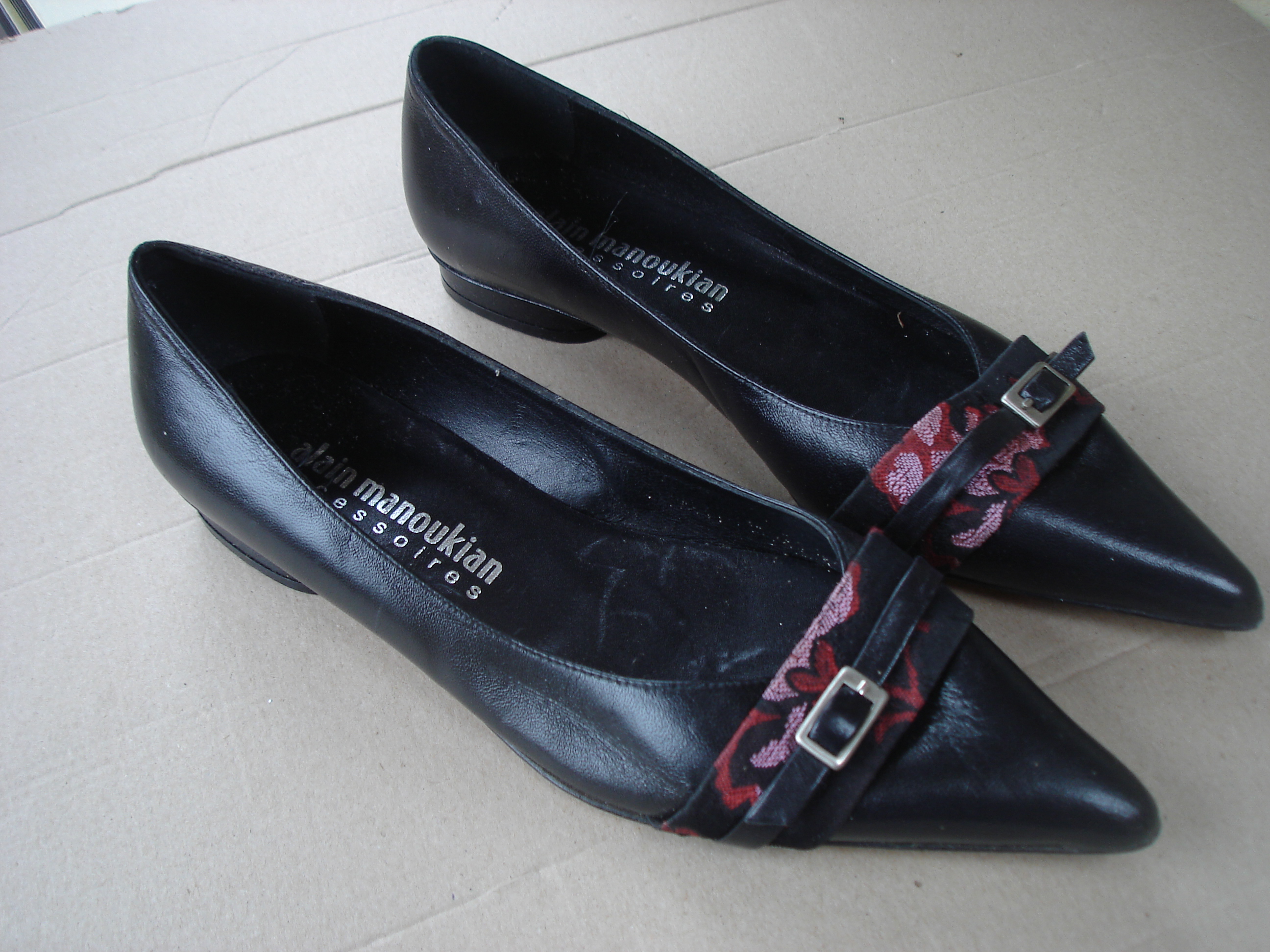 Chaussures  MANOUKIAN  en cuir  Neuves
pointure : 37 20 Leg� (44)