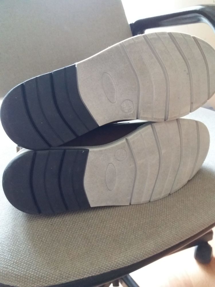 chaussures montantes
achet�es trop petites
taille  41 20 Saint-Andr�-d'Apchon (42)