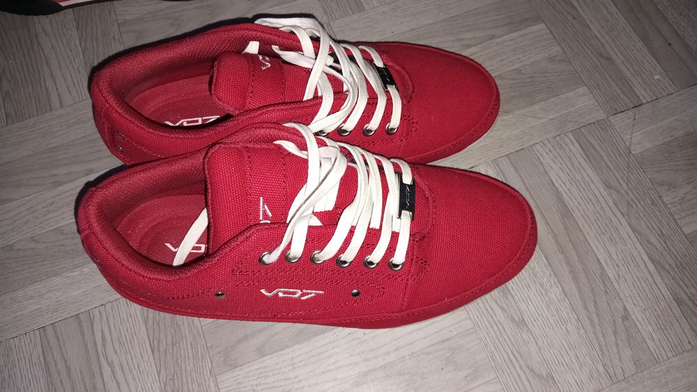 Chaussures neuf rouge jamais port� 30 Clichy (92)