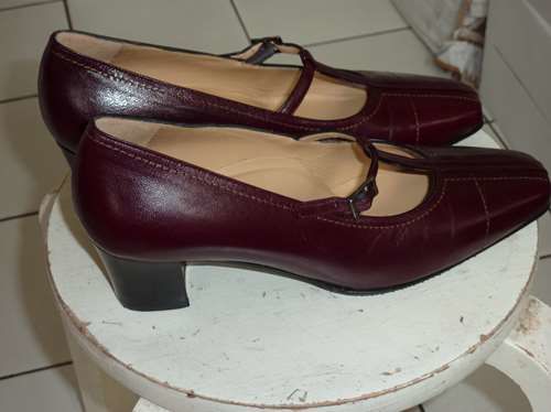 CHAUSSURES  NEUVES  ITALIENNES EN CUIR BORDEAUX 40 Paris 19 (75)