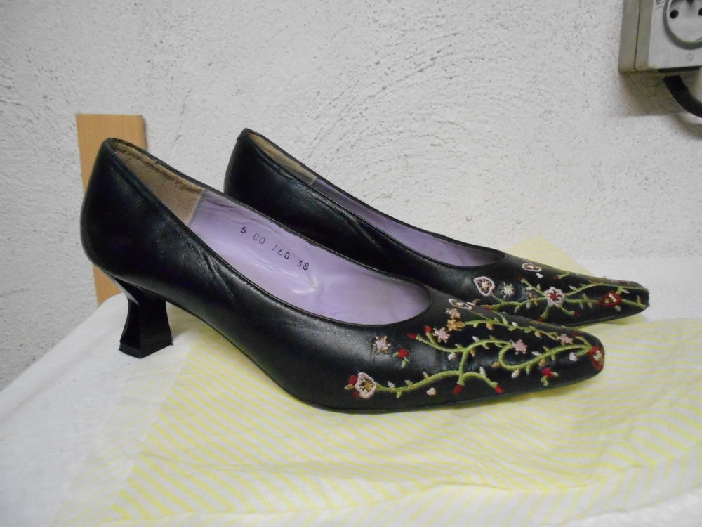 P08		
Chaussures noires brod�es pointure 38 	 5 Marseille 6 (13)