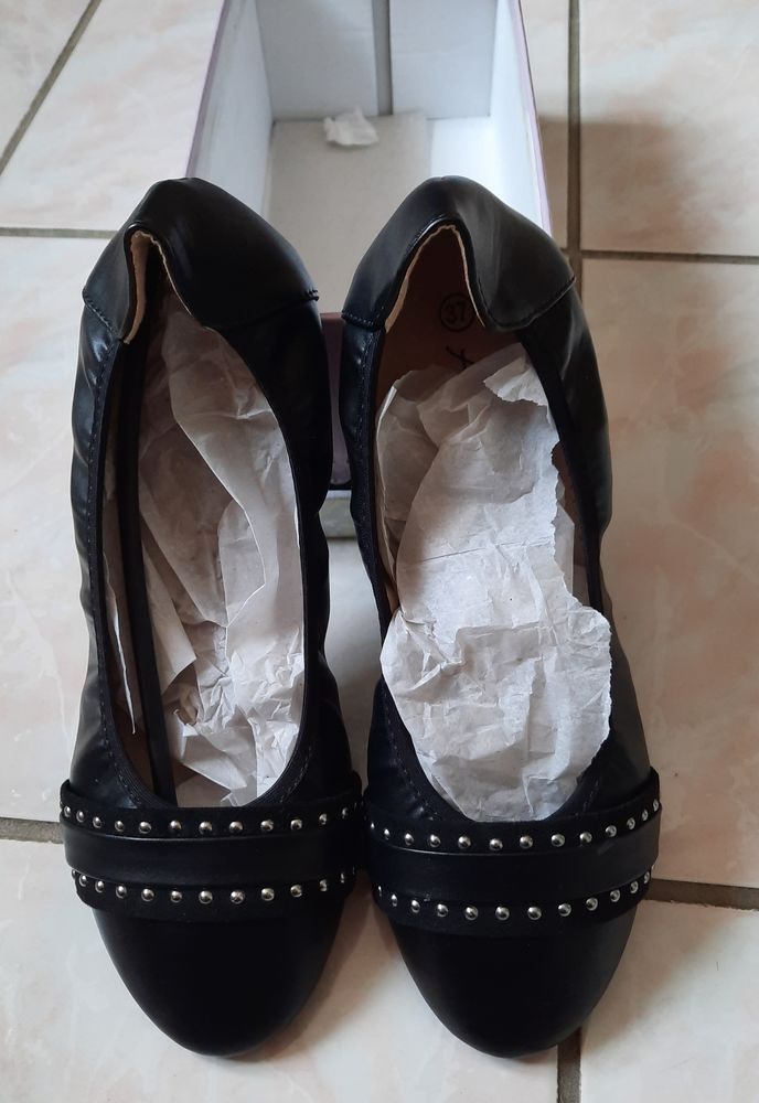 Chaussures plates ballerines noire petit clous P 37 neuf 10 Domart-en-Ponthieu (80)