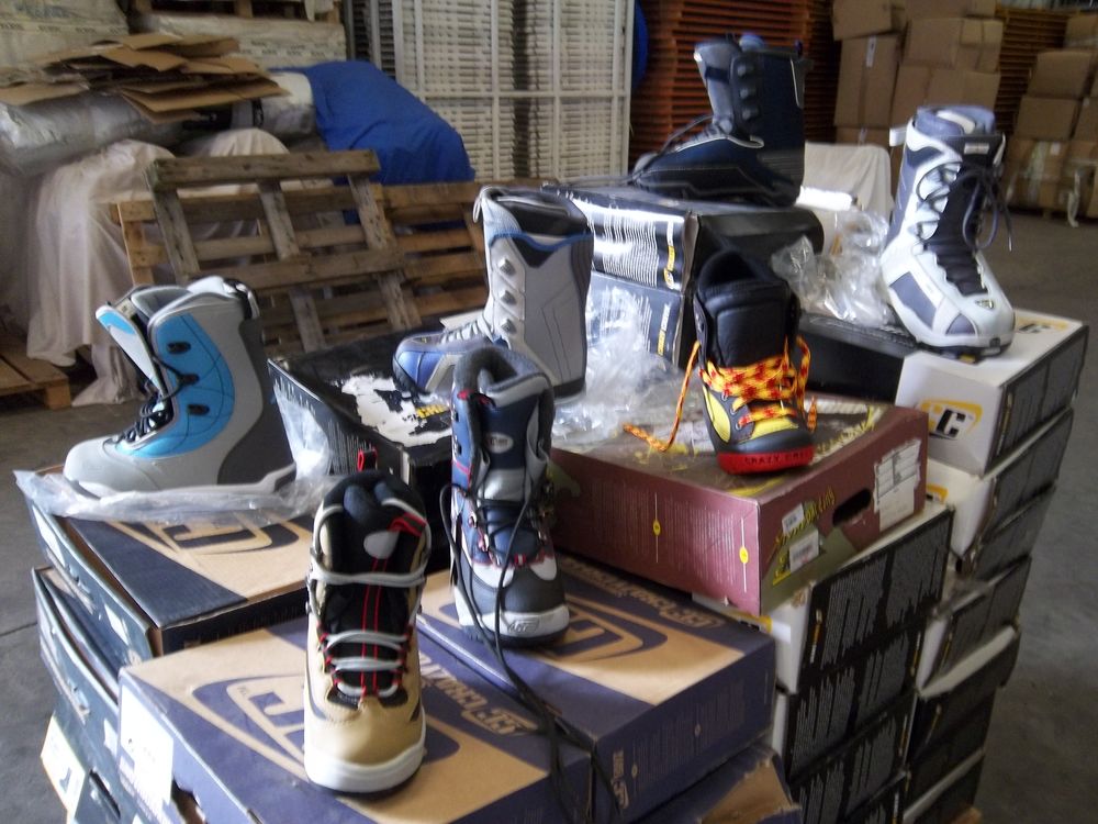 1 lot de chaussures pour SNOWBOARD (46 pi�ces). 590 Charantonnay (38)
