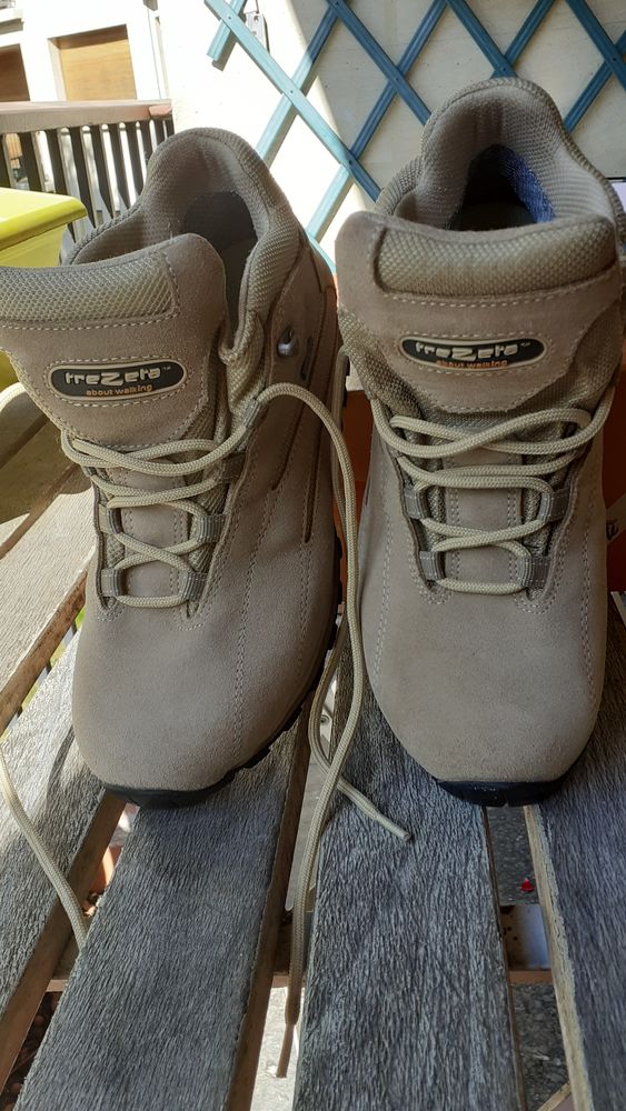 Chaussures de randonnée beige en très bon état  30 Avon (77)