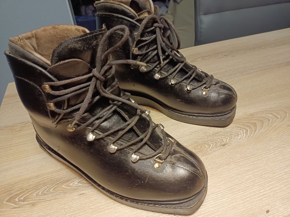 CHAUSSURES SKIS CUIR ANN�ES 60 COLLECTOR ! 10 Maurepas (78)