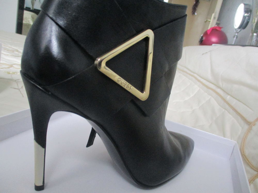 Chaussures � talons aiguilles GUESS 60 Confran�on (01)