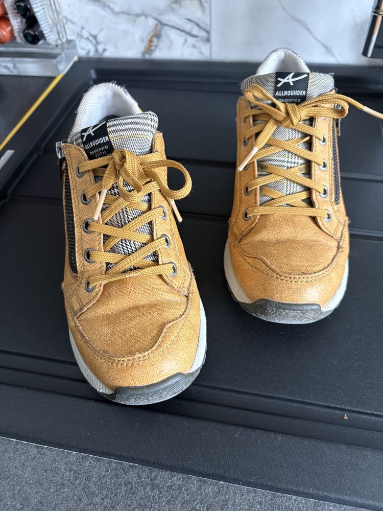 CHAUSURES DE MARCHES pour tout terrain ,ville ou campagne.
30 Autun (71)