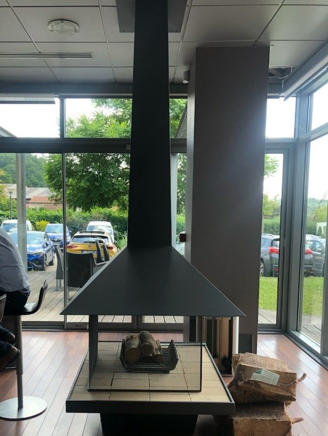 Chemin�e centrale en m�tal noir 2700 Vourles (69)