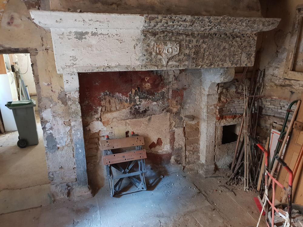 Chemin�e en pierre 1702 1 Lurcy-L�vis (03)