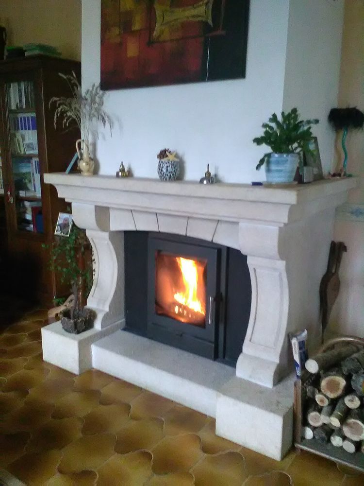 Chemin�e en pierre 60 Saint-Andr�-d'Apchon (42)