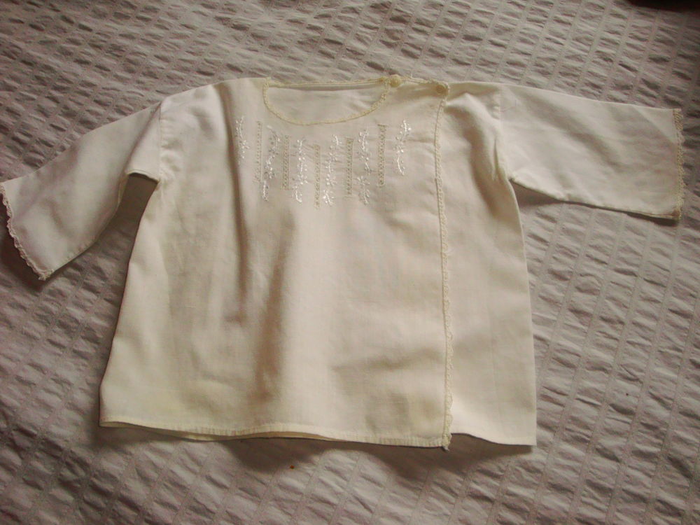 Chemise b�b� blanche brod�e main 1er �ge 3 Nimes (30)