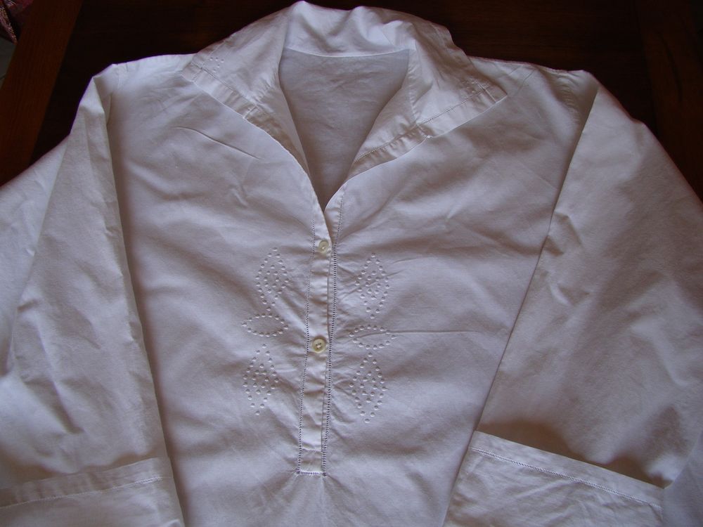 Chemise de nuit ancienne brod�e main  T. 46 ann�es 1930
40 Gargenville (78)