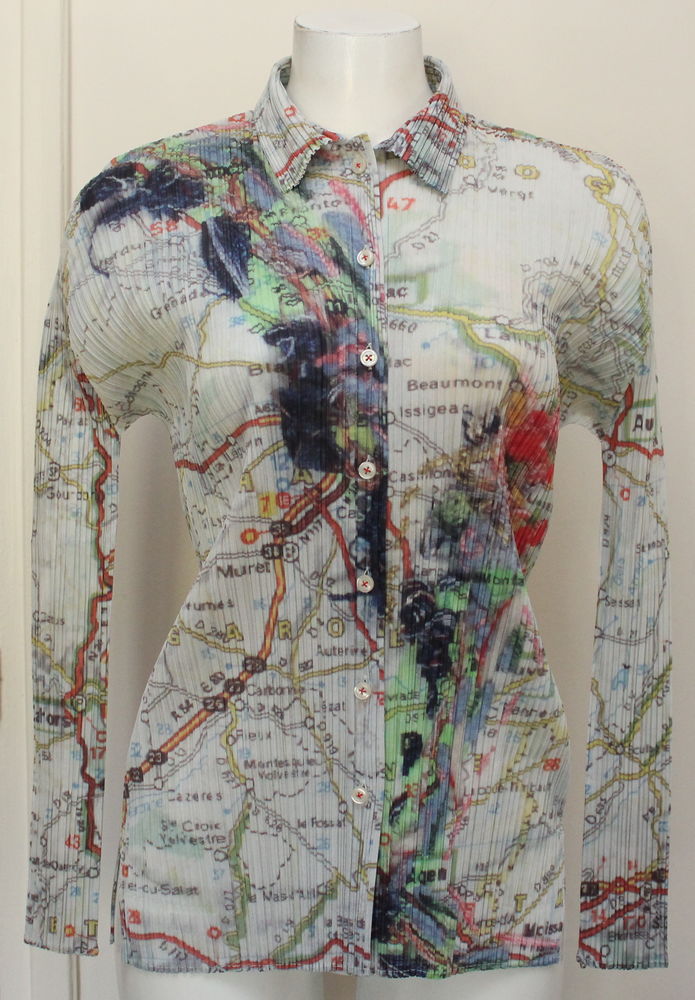 Chemise PLEATS PLEASE imprim�e carte Sud Ouest ISSEY MIYAKE 600 Issy-les-Moulineaux (92)