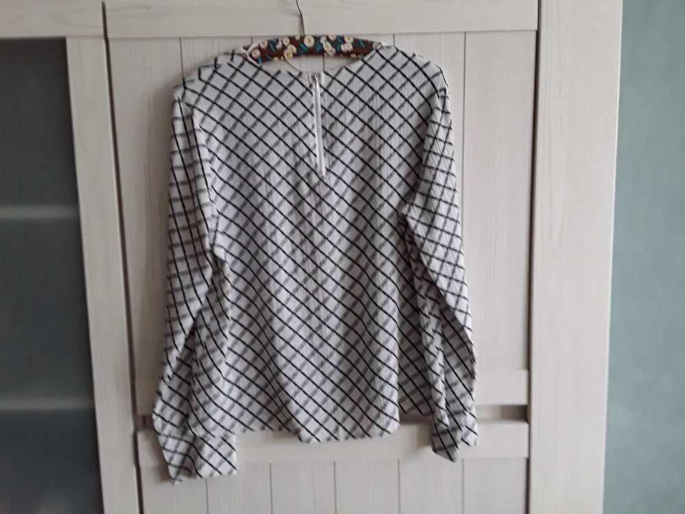 Chemisier blanc �  carreaux 
Longues manches 5 Le Portel (62)