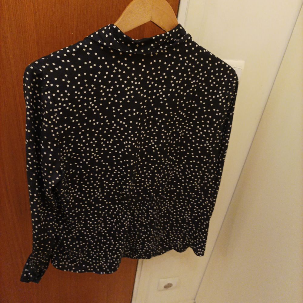 Chemisier 46 bleu marine � pois blancs.
35 Levallois-Perret (92)