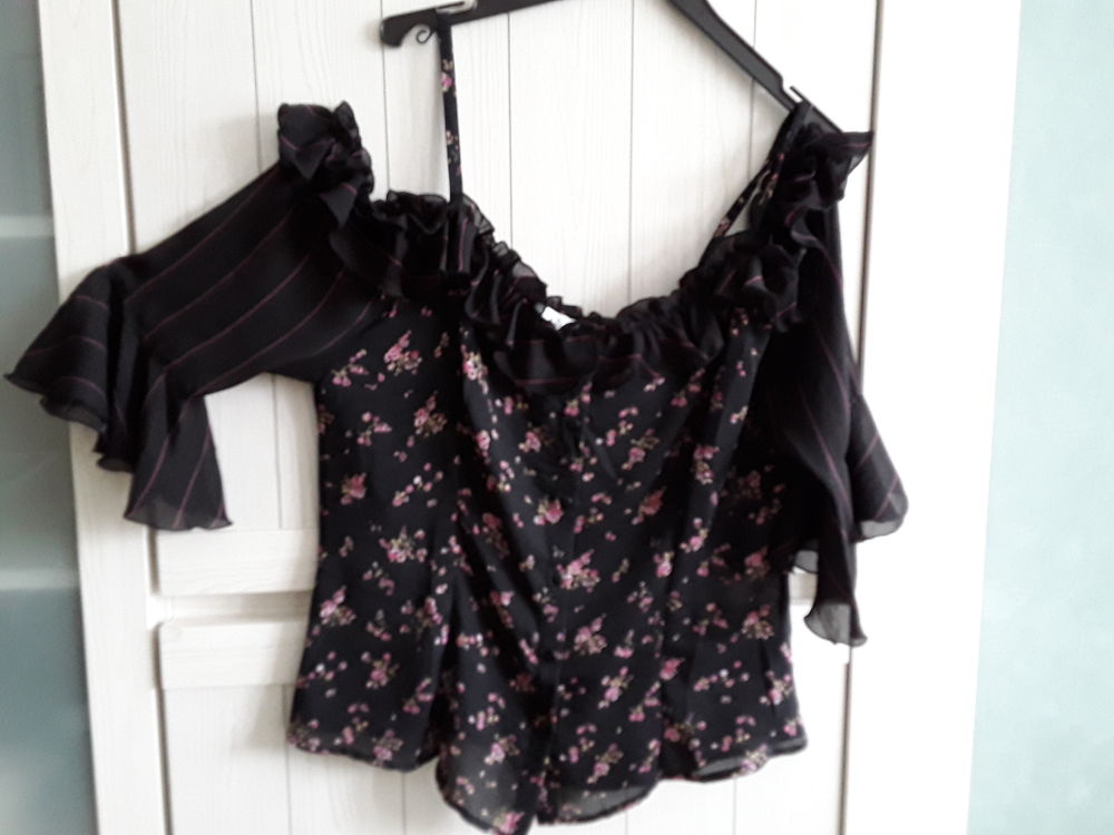 Chemisier habill� 
Noir avec petites fleurs rose 12 Le Portel (62)
