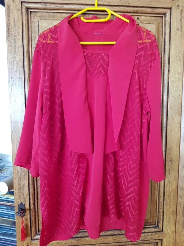 Chemisier rouge en satin neuf voile transparent sur les cote 10 Viriat (01)
