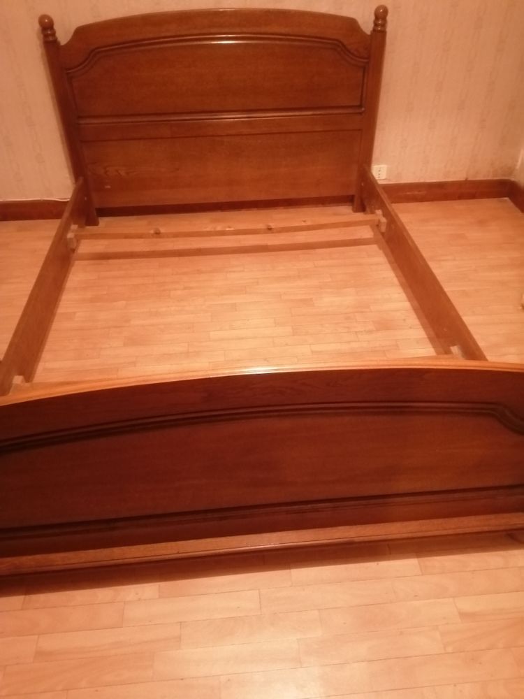 Lit en 1.40.en ch�ne sommier � lattes table de nuit 80 Barbezieux-Saint-Hilaire (16)