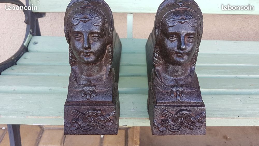 Chenets de chemin�e anciens � t�te de femme, en fonte 0 Saint-Ch�ly-d'Apcher (48)