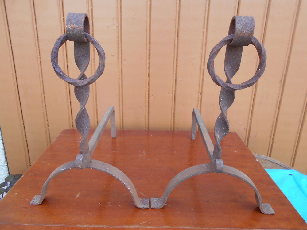 CHENETS CHEMINEE en m�tal travaill�, L. 35 cm, h. 35 cm. En 30 Dammarie-les-Lys (77)