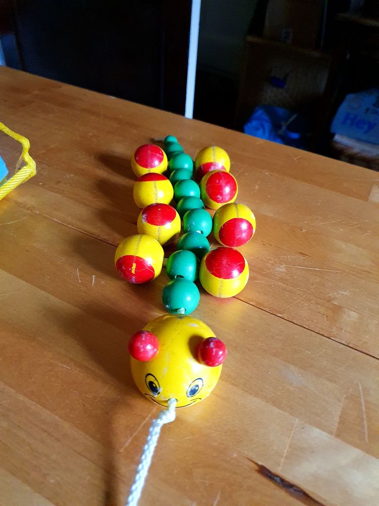 Chenille en bois � tracter 10 Apt (84)