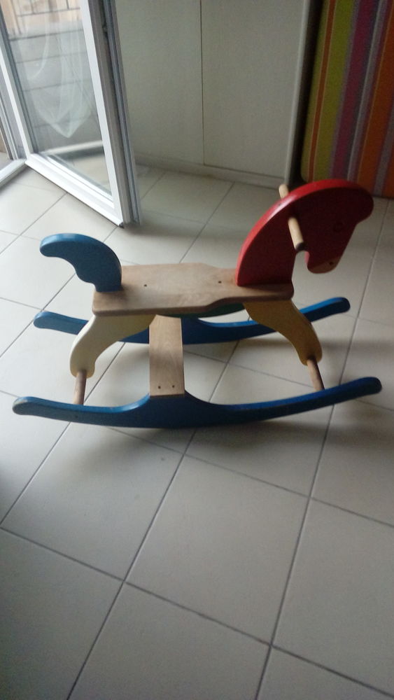Un cheval � bascule en bois. 10 Menton (06)