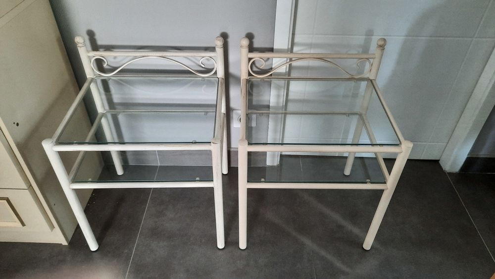 2 CHEVETS ou TABLES BASSES METAL PEINT ECRU VIEILLI ET VERRE 50 Ar�s (33)