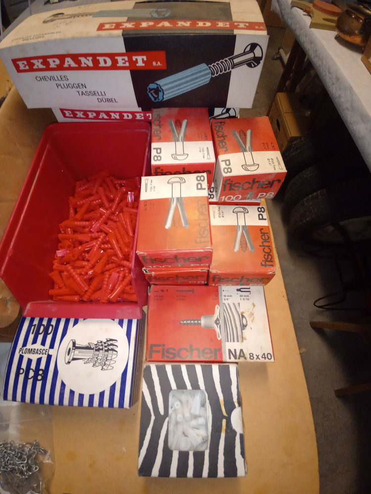 Un lot de chevilles PVC. 20 Eauze (32)