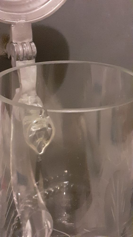 Une chope en verre avec des gravures et couvercle zinc 10 Lamotte-Beuvron (41)