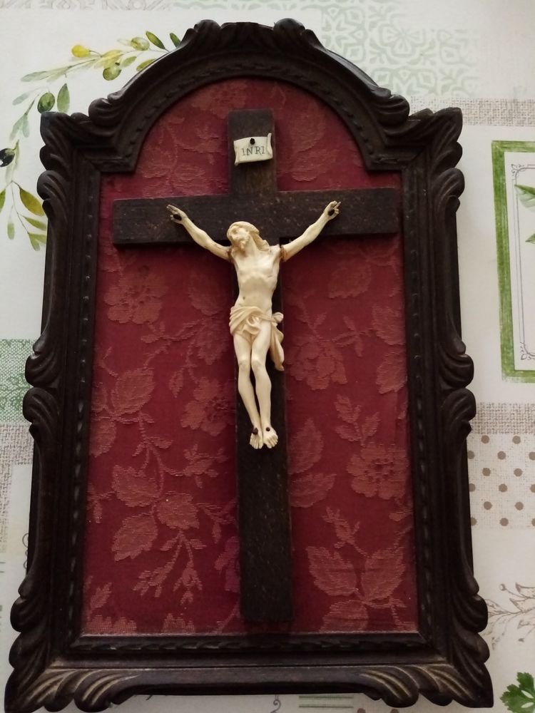 christ en ivoire sur croix en bois 30 Cousance (39)