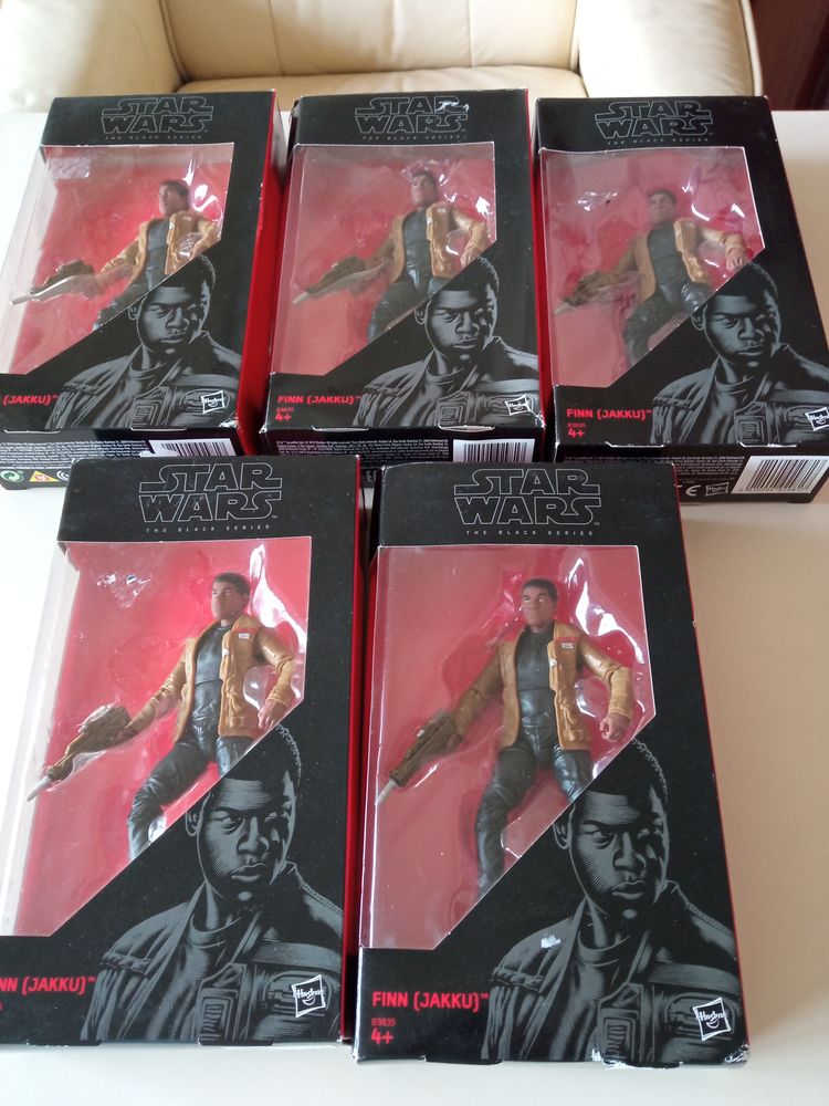 Cinq m�mes figurines neuves dans leur emballage STAR WARS. 85 Puteaux (92)