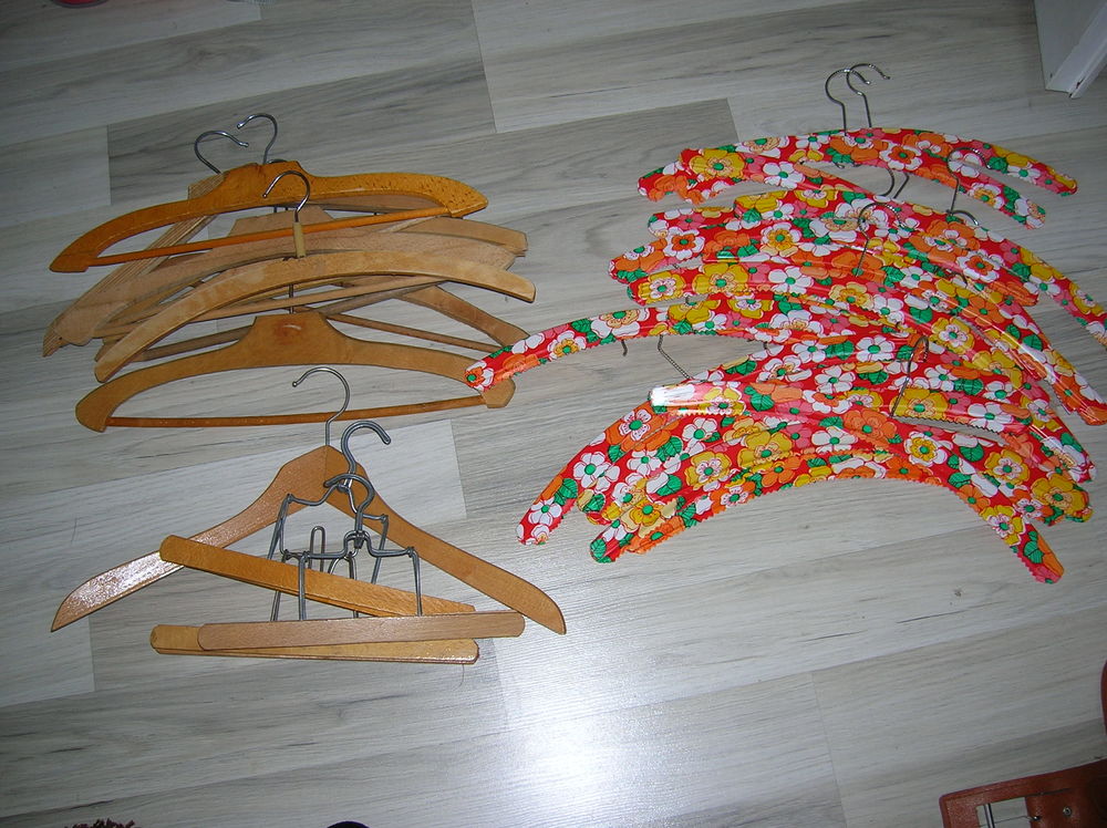 30 cintres en bois (plastifi�s fleuris et bois) 8 Reims (51)