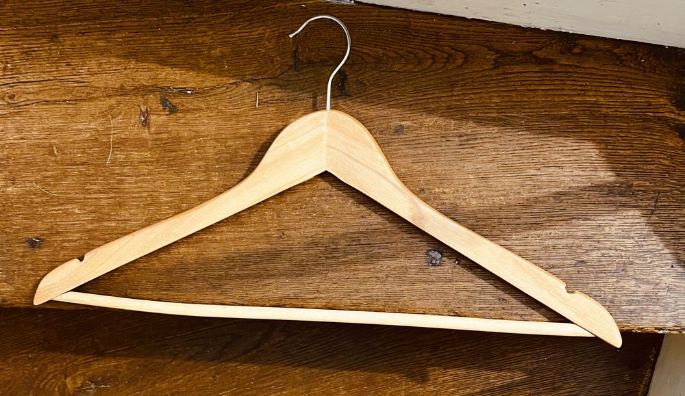 50 cintres en bois 30 Le Mans (72)