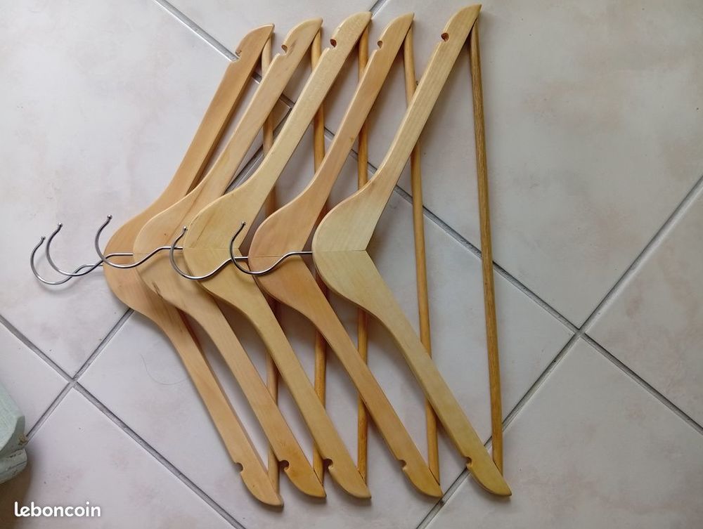 Lot de 5 cintres en bois 12 Grisolles (82)