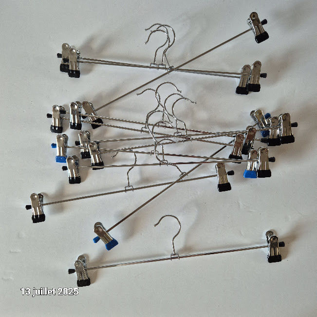 Lot de 18 cintres � pince en m�tal pour jupes, pantalons, gr 15 Saumur (49)