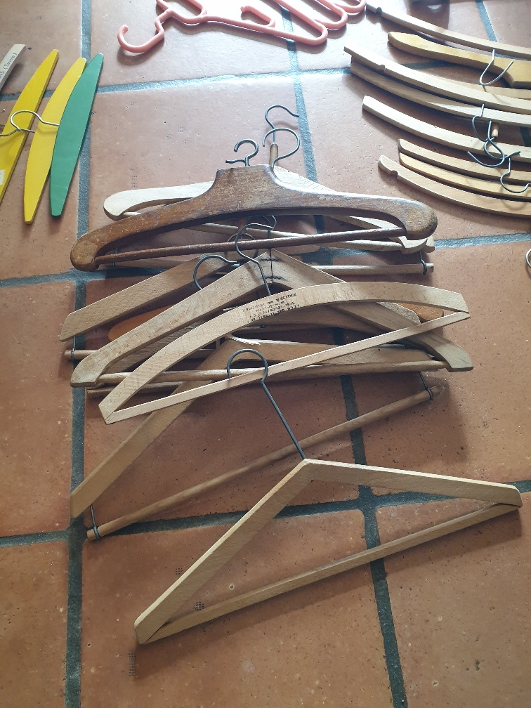 Lot de 30 cintres, plus 2 multi-cintres 20 Mouxy (73)