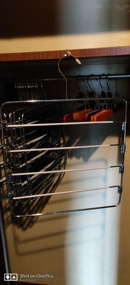 Cintres pour 5 v�tements (pantalons, jupes...). Q= 13. 3 Grenoble (38)