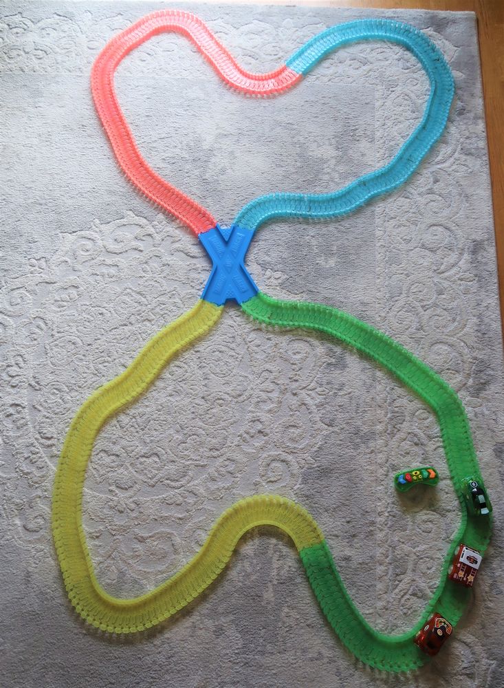 Circuit flexible avec 3 voitures dont 1 t�l�command�e 50 Puteaux (92)