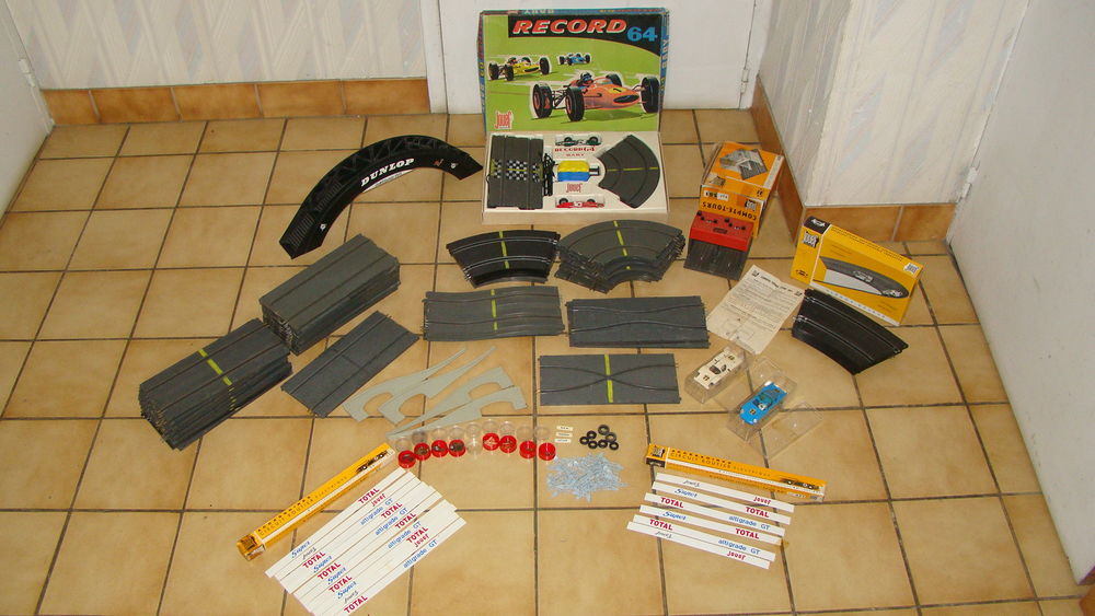 Circuit Record 64 Baby Jouef + accessoires  - ann�es 1960
180 Gargenville (78)