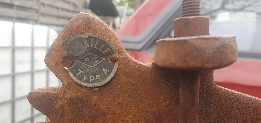 Cisaille sur tr�teau metalique 150 �tampes (91)